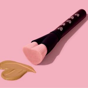 NIB-Mary Kay Heart-shaped foundation brush Limited Edition